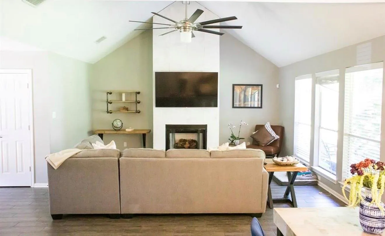 3 bed, 2.0 bath, 1400 sqft, $2,285 — Photo 2