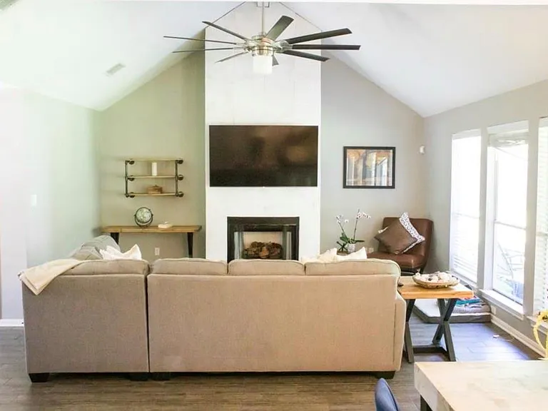 810 Shadberry Dr — Photo 2