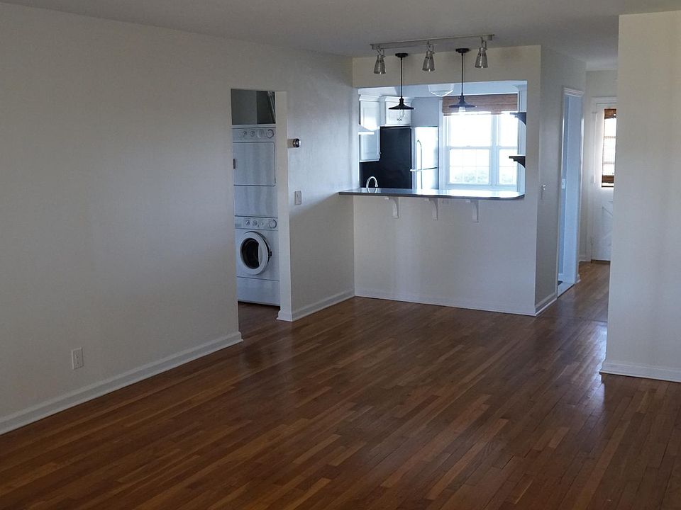 Living Room - 17' x 13'