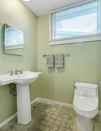 5th image of 32 Crestwood Dr