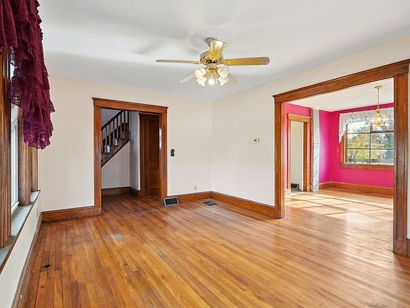 4th image of 129 Station St