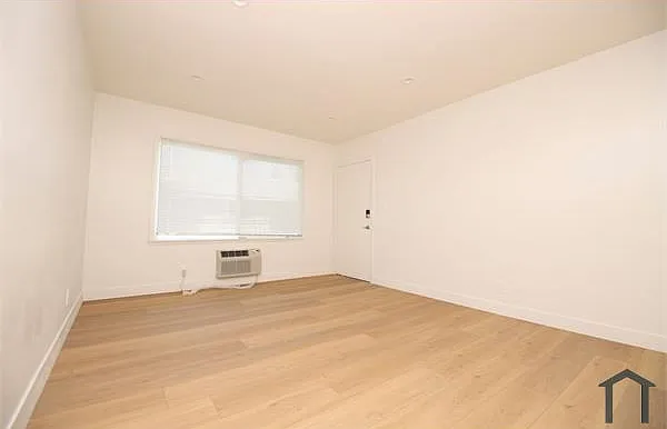 14115 Gilmore St #6 — Photo 9