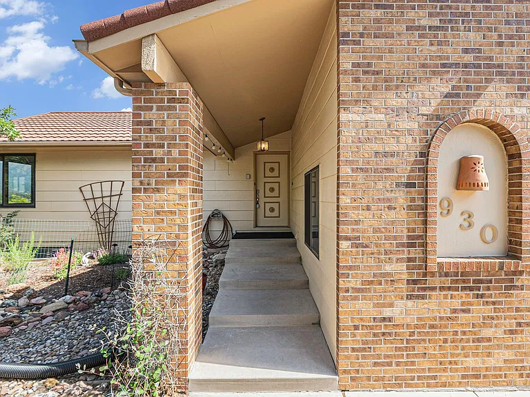 930 Point Of The Pines Dr — Photo 4