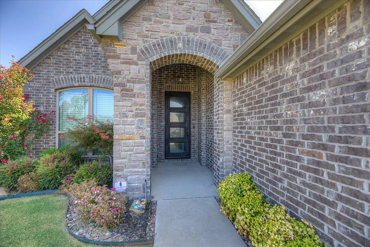 4 bed, 3.0 bath, 2835 sqft, $3,300 — Photo 2