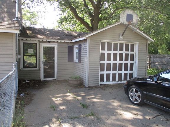 3rd image of 1040 E Broadway Ave