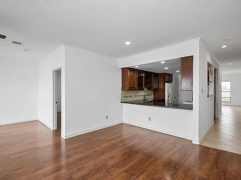 401 Lakeside Ln #311 — Photo 11