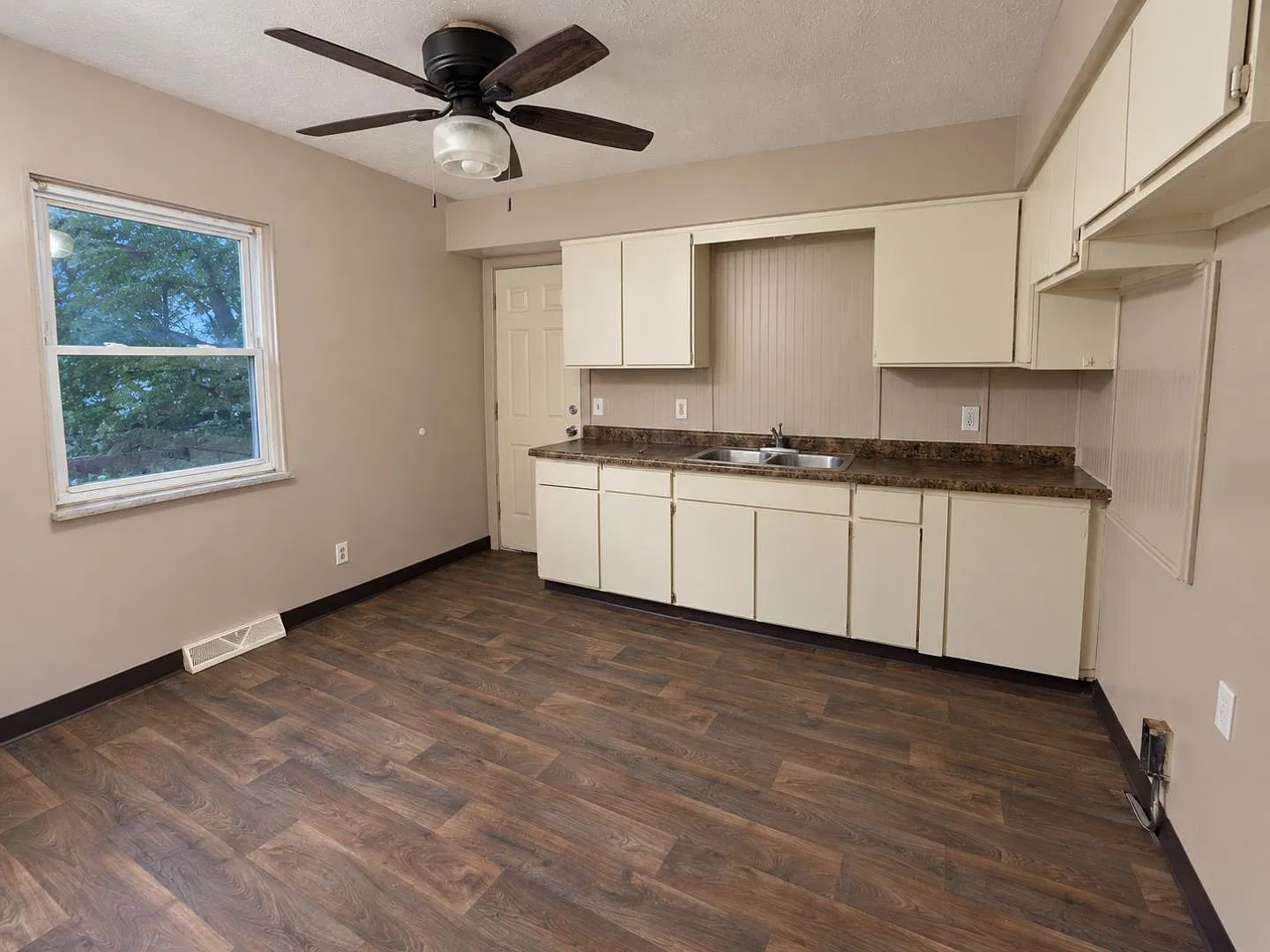 1695 Leighton Ave - 1695 — Photo 3
