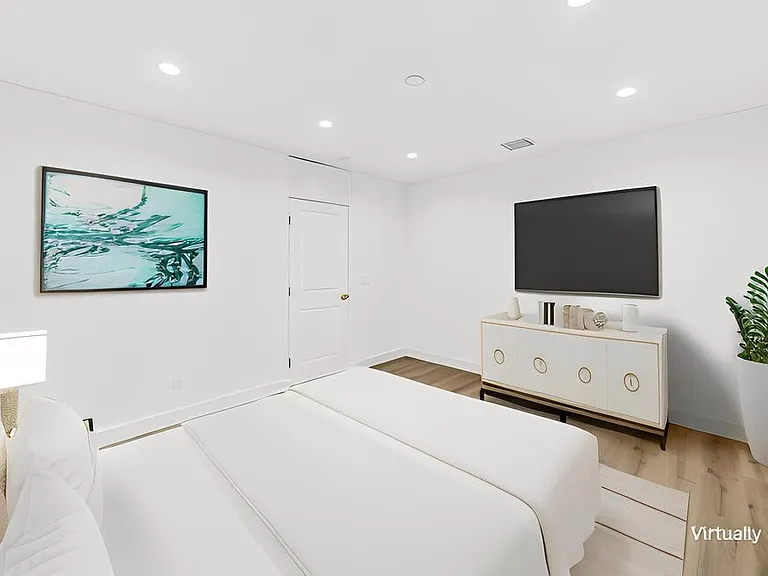 17623 Burbank Blvd — Photo 24