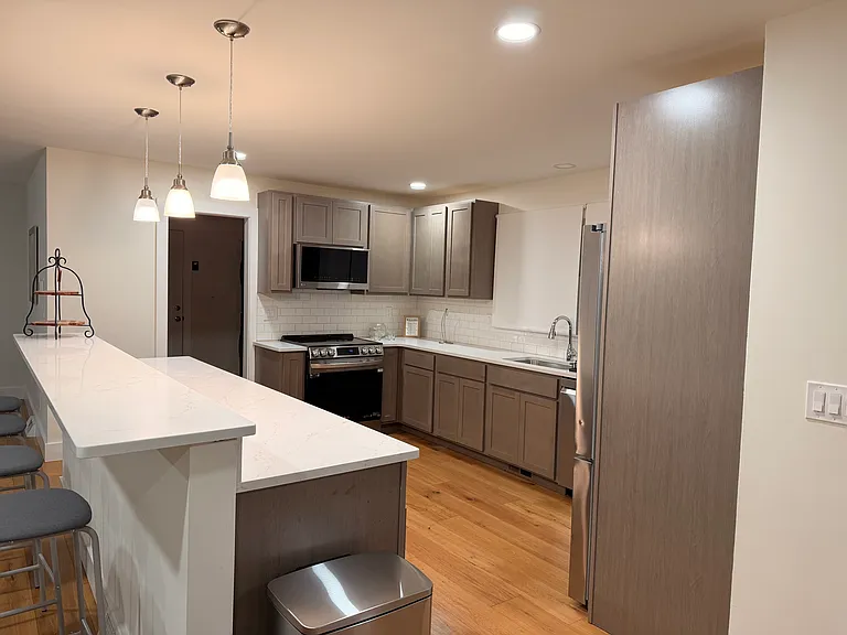 745 Hawthorne Dr — Photo 3