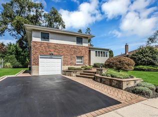 14 Judith St, Plainview, NY 11803