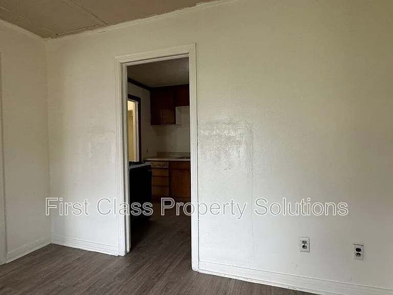 1904 NE 25th St — Photo 9