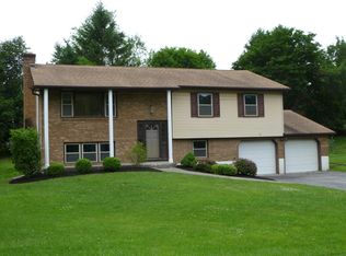 12 Meadowview Dr, Poughkeepsie, NY 12603