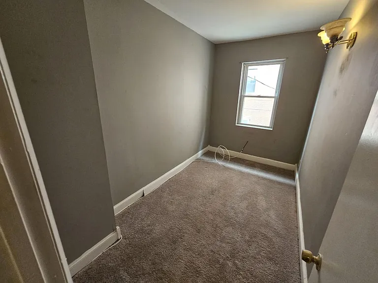 1111 W Hamburg St — Photo 6