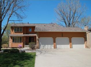 1294 Kari Ln, New Brighton, MN 55112