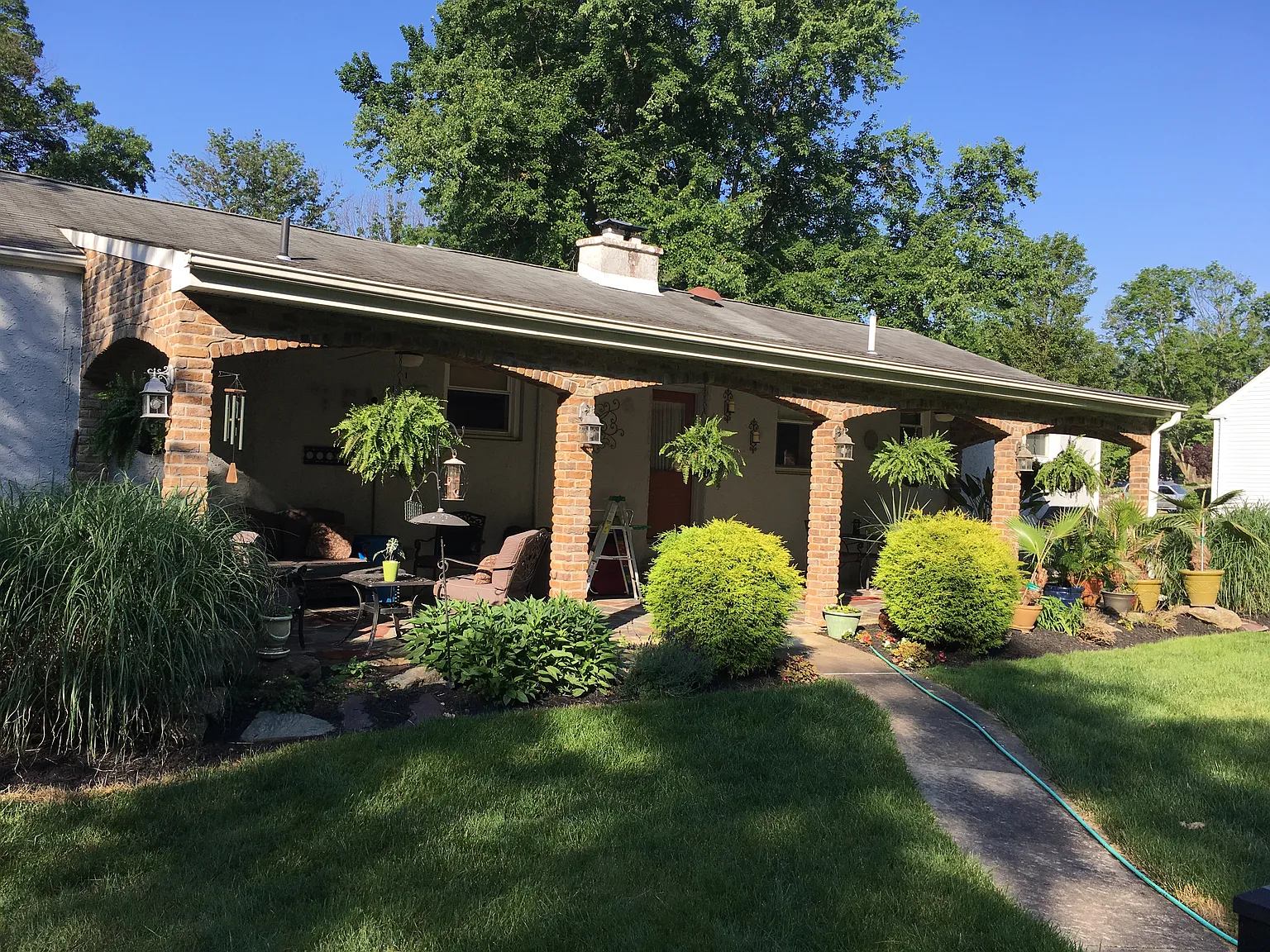 127 Laurel Rd photo 1