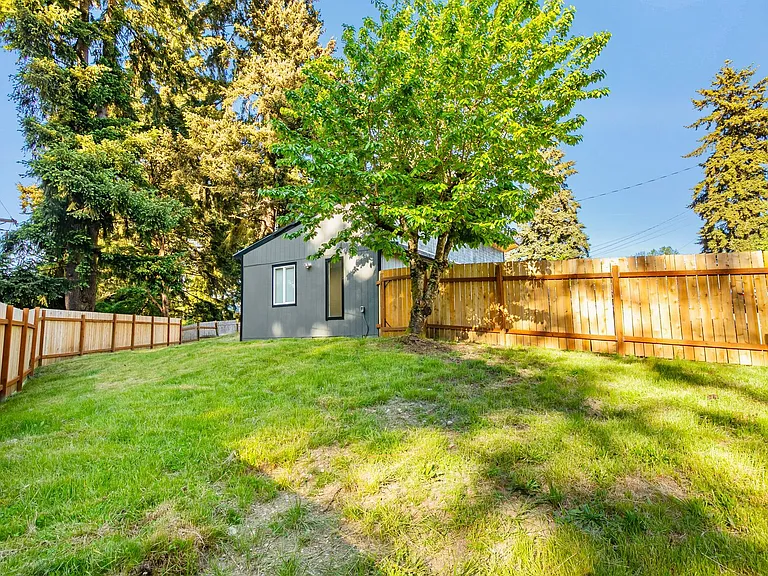4919 Waller Rd E — Photo 16