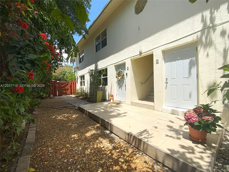 530 NE 15th Ct #7 — Photo 12