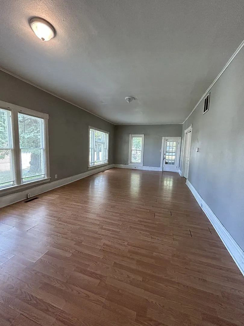 Very Spacious 3 Bedroom and 1 Bath House - Huge Corner Lot! — Photo 4