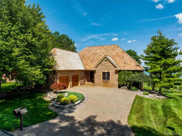 62 Chateaux Du Lac, Fenton, MI 48430