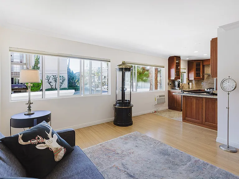 1154 S Barrington Ave — Photo 15