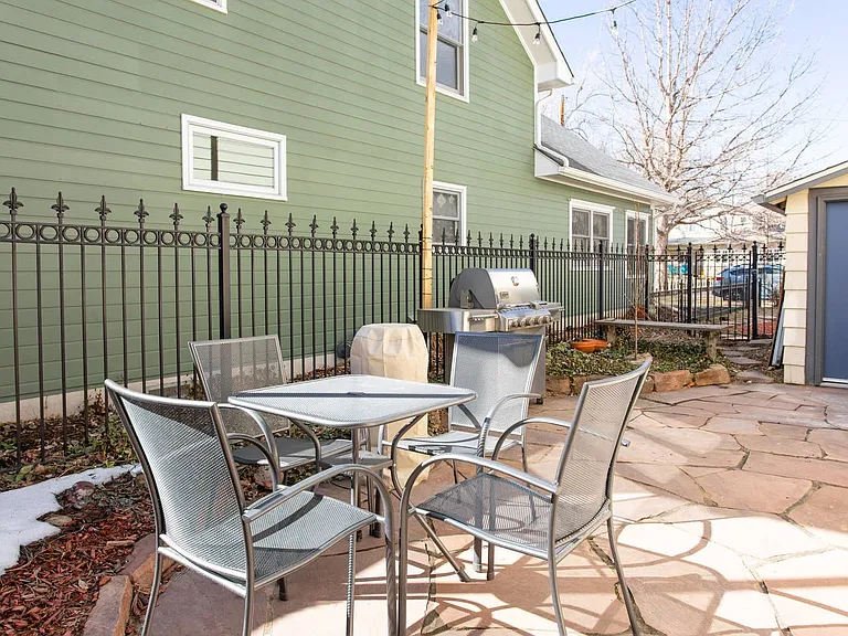 2542 Pine St — Photo 6
