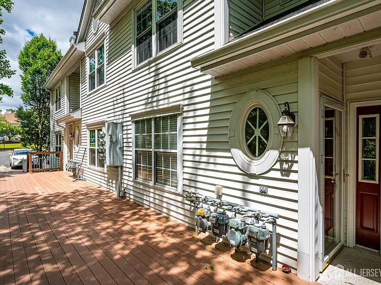 527 Brickhouse Rd — Photo 2