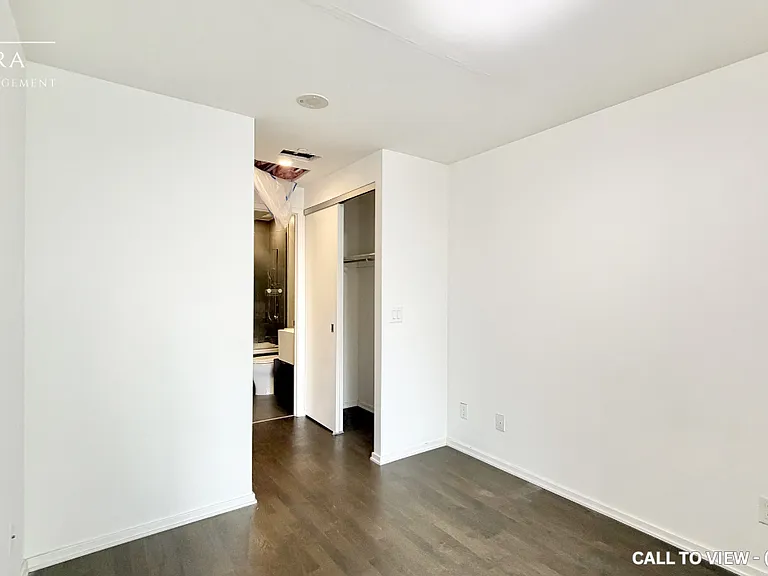 1 Bloor St E #524 — Photo 9