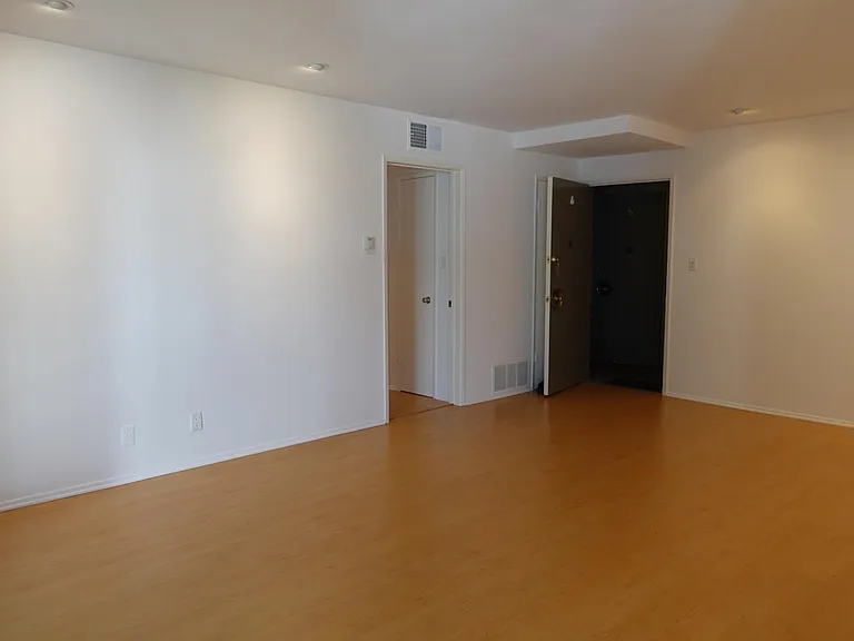 546 N Flores St #6 — Photo 26