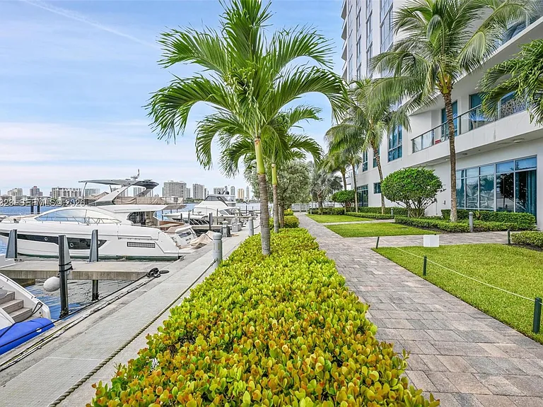 17111 Biscayne Blvd #207 — Photo 40