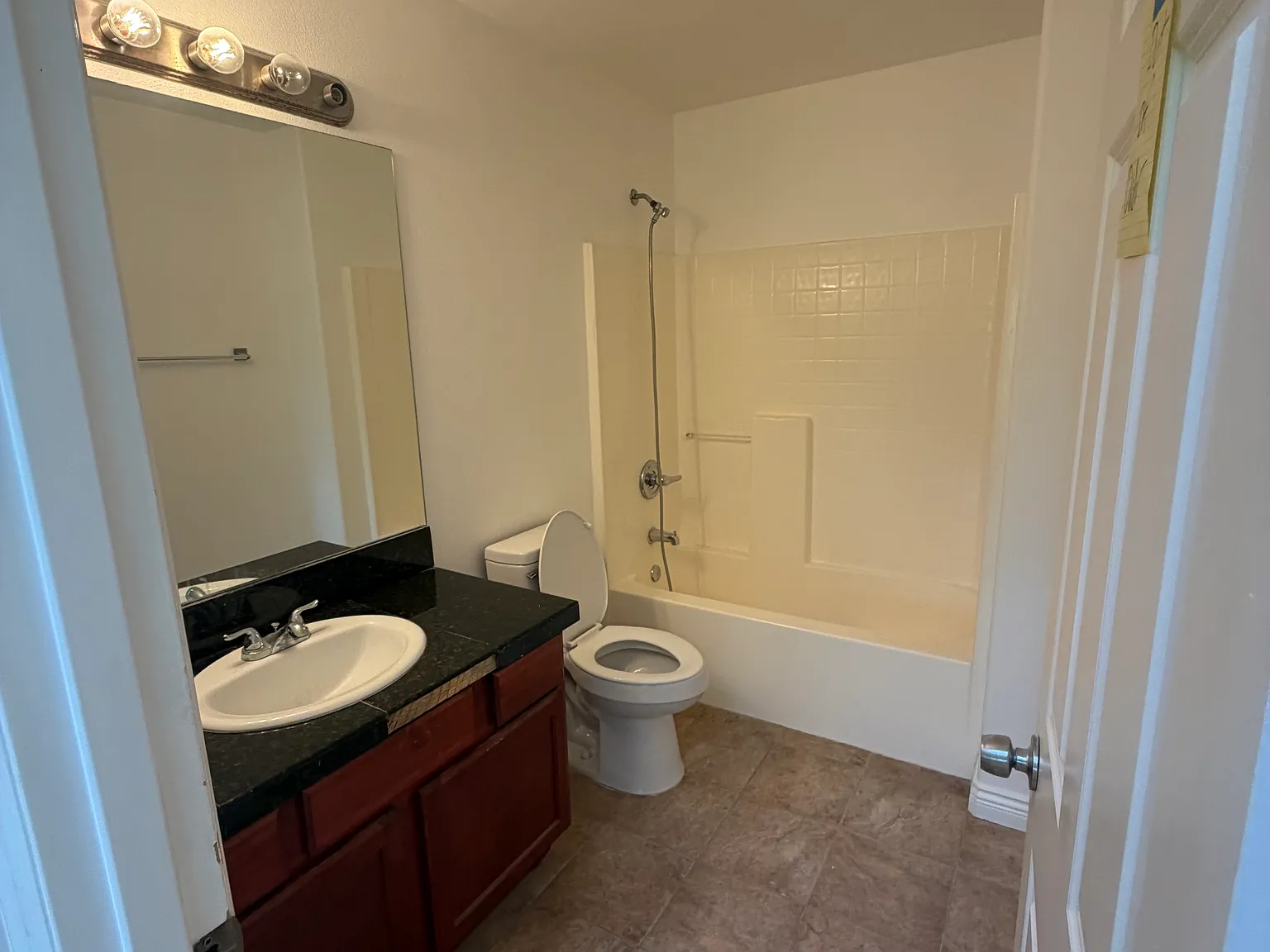 7 bed, 4.5 bath, 4500 sqft, $1,200 — Photo 2