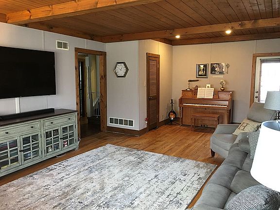 3rd image of 904 Louisiana Ave
