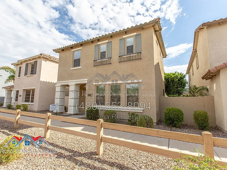 4467 E Remington Dr — Photo 4