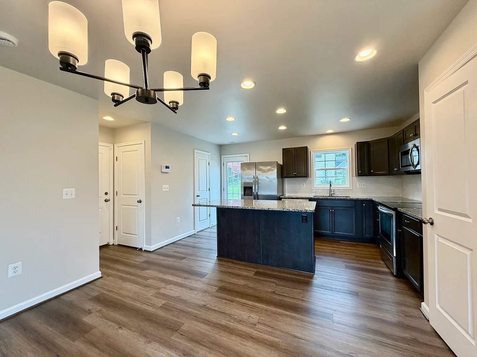 3 bed, $2,395 — Photo 2