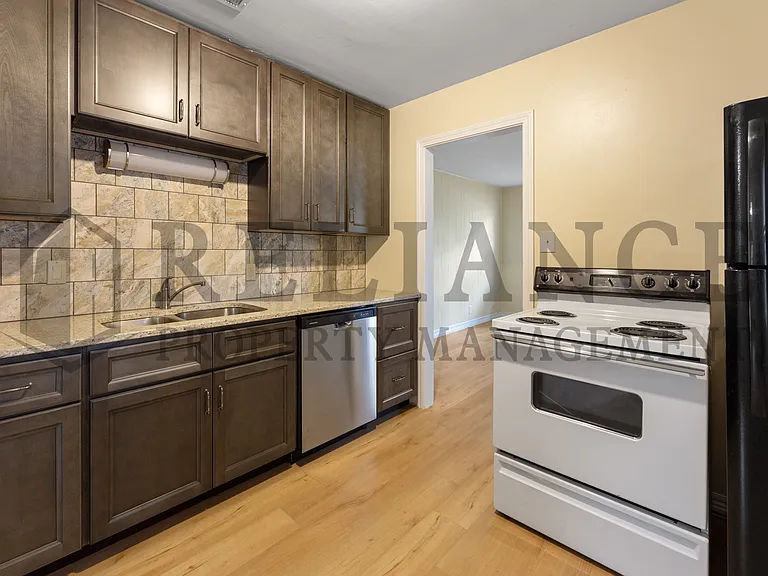 1022 S Yale St — Photo 7