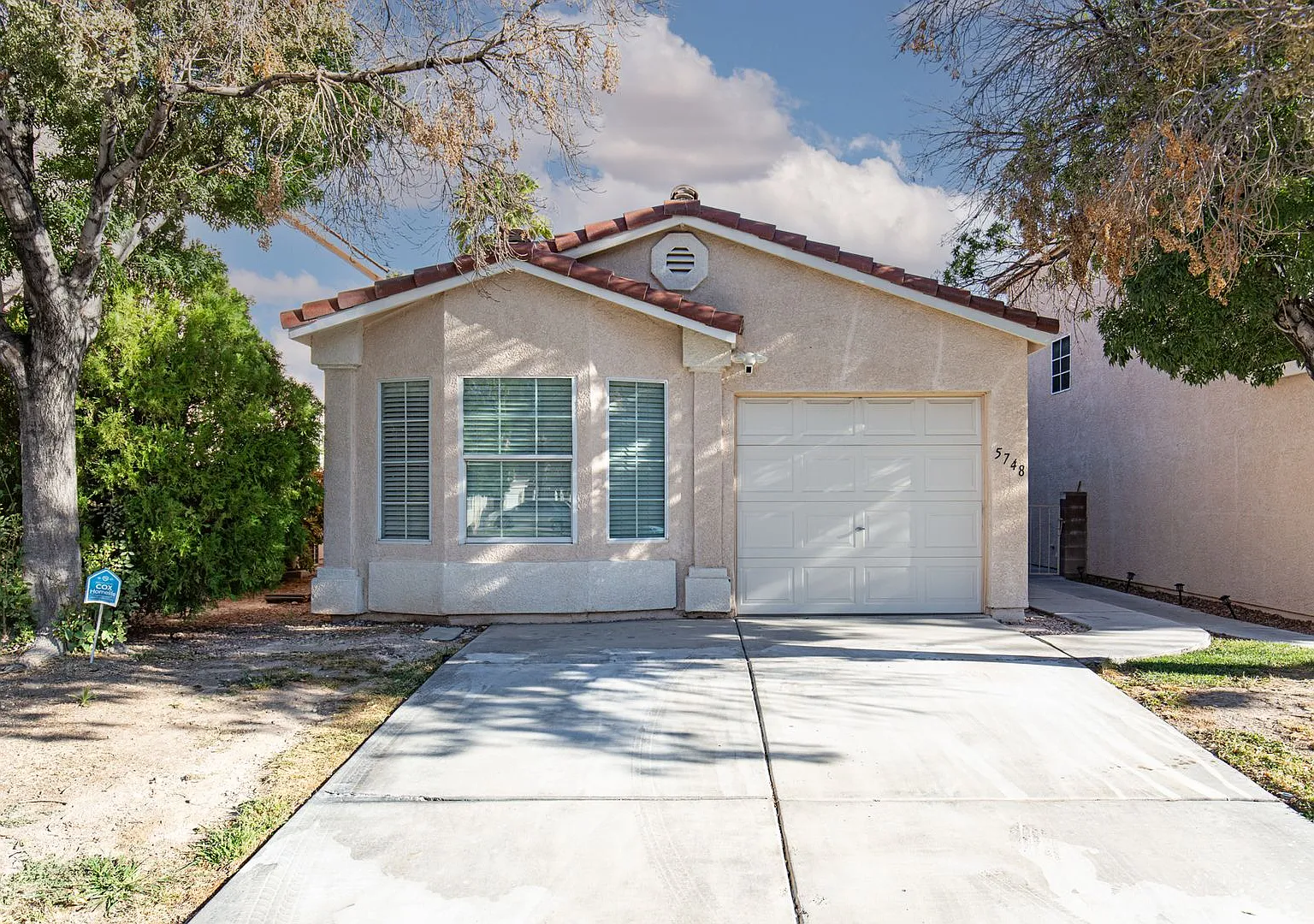 Single story home in gated SW neighborhood with quick Strip access — Photo 2