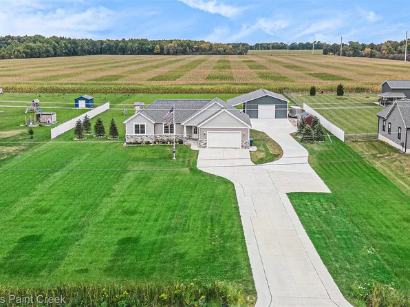 8309 Almont Rd, Almont, MI 48003