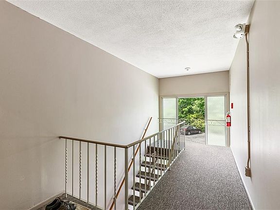 5th image of 494 Putnam Pike APT A9