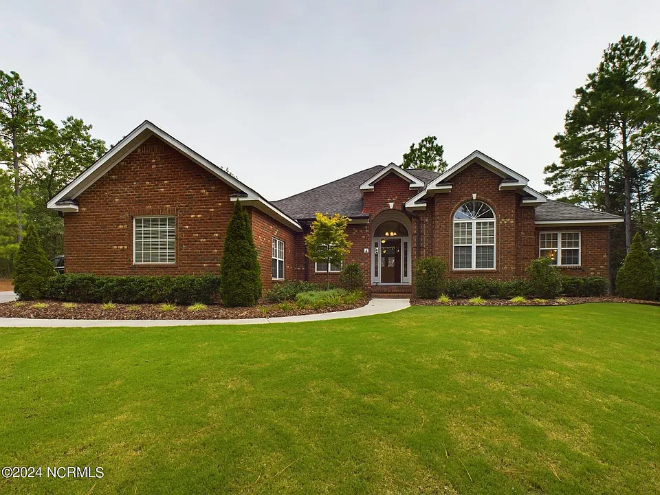 4 McQueen Pl