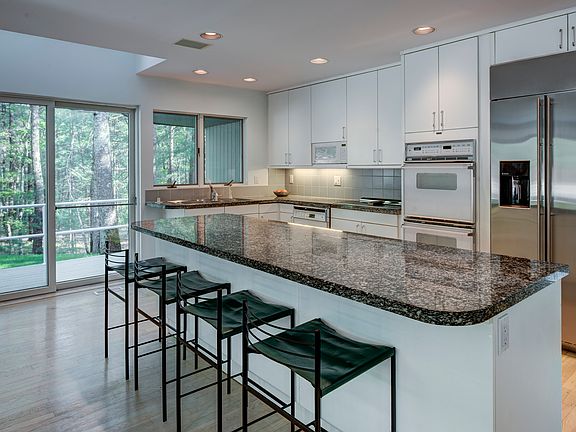 4th image of 29 Oak Hill Ln