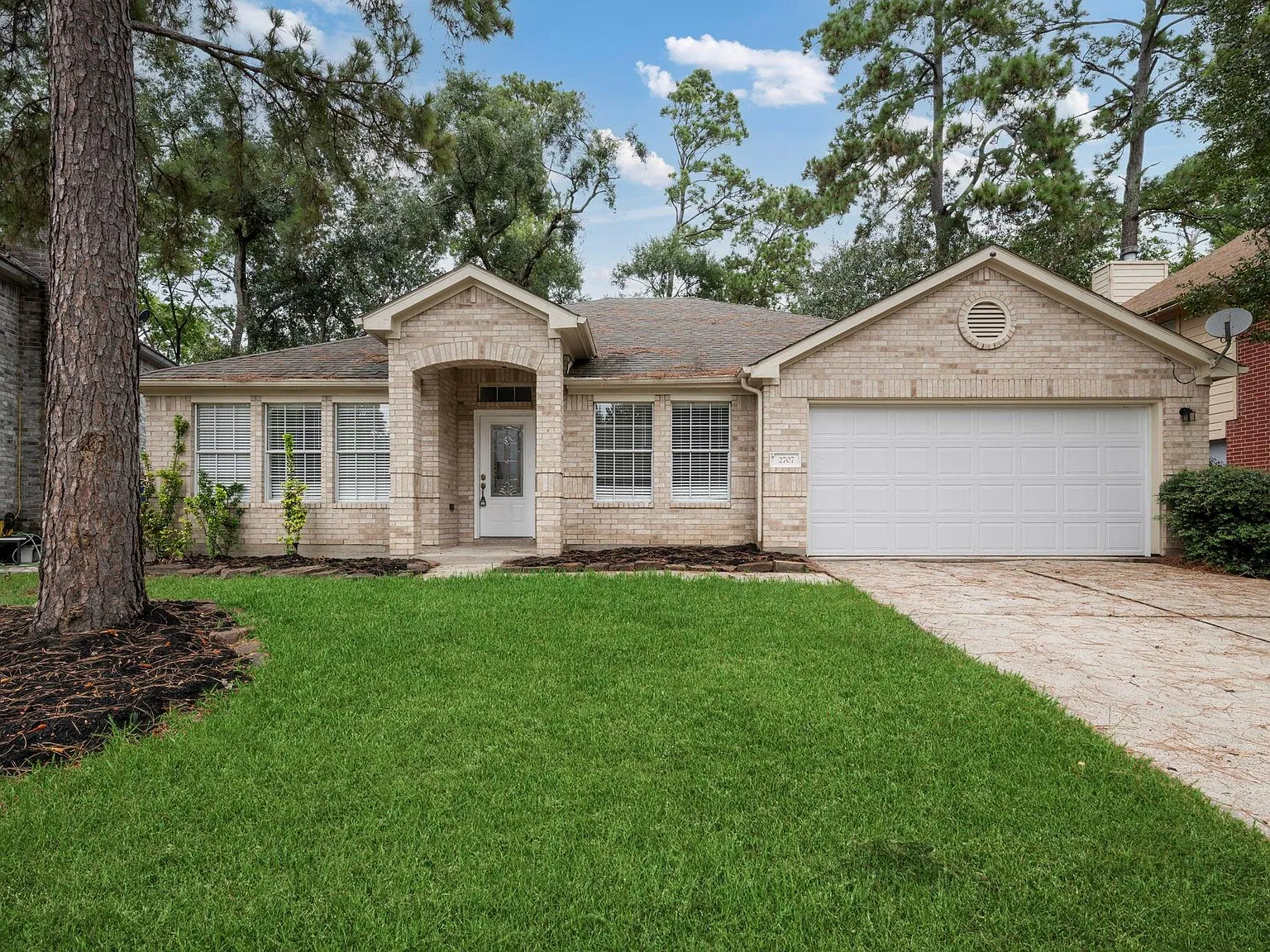 3 bed, 2.0 bath, 1966 sqft, $2,000 — Photo 1