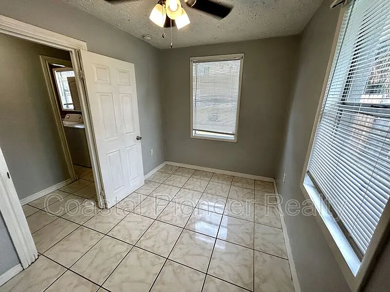 2308 E 15th Ave — Photo 16