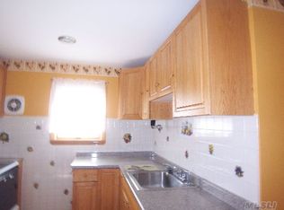 205 Deauville Blvd, Copiague, NY 11726