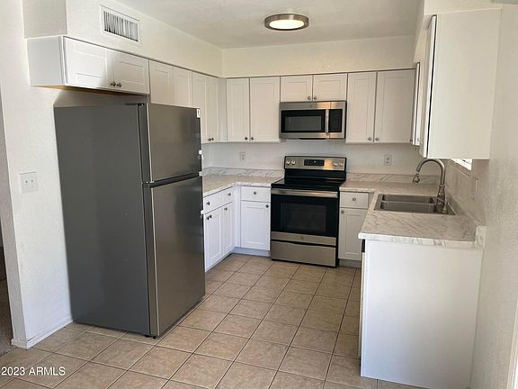 3rd image of 1033 W Hillview St