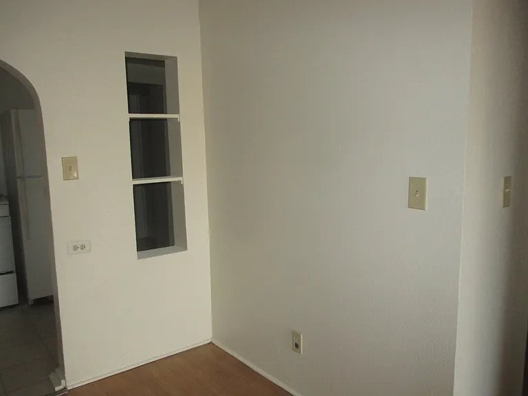 645 E St — Photo 2