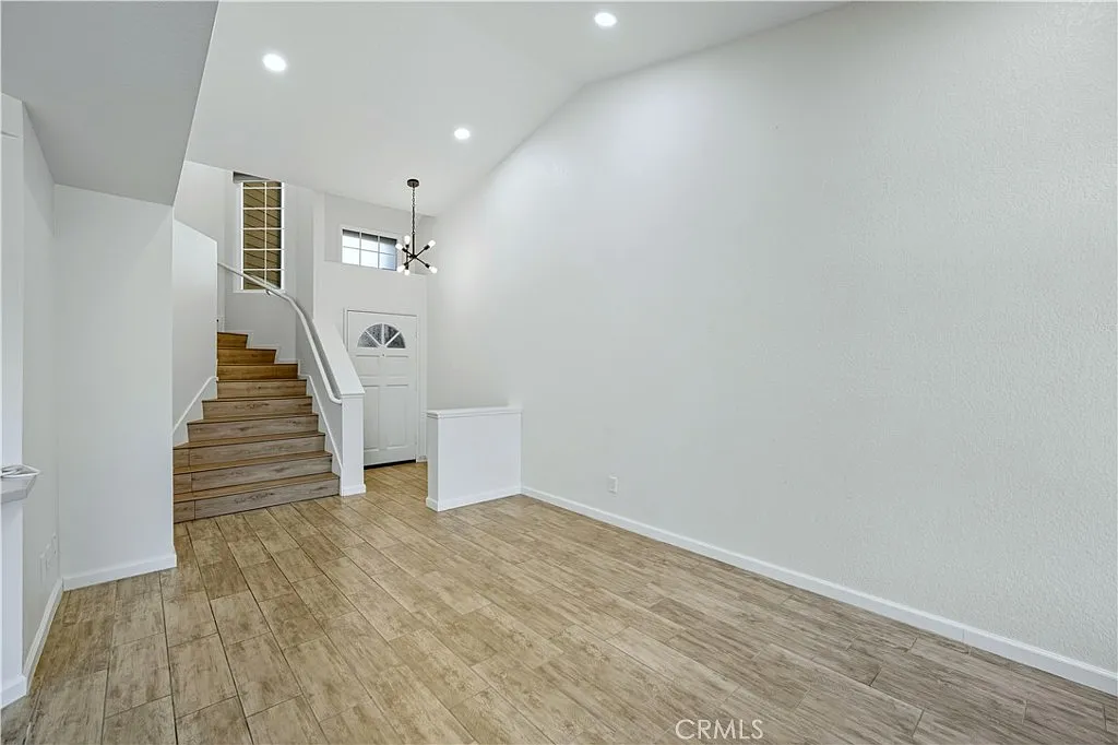 3 bed, 2.5 bath, 1325 sqft, $4,150 — Photo 2