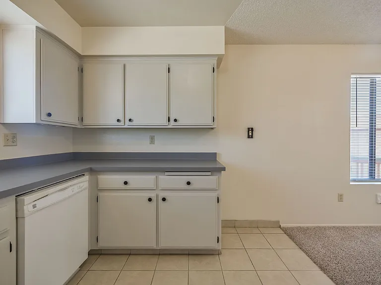 1021 W Perdew Ave — Photo 14