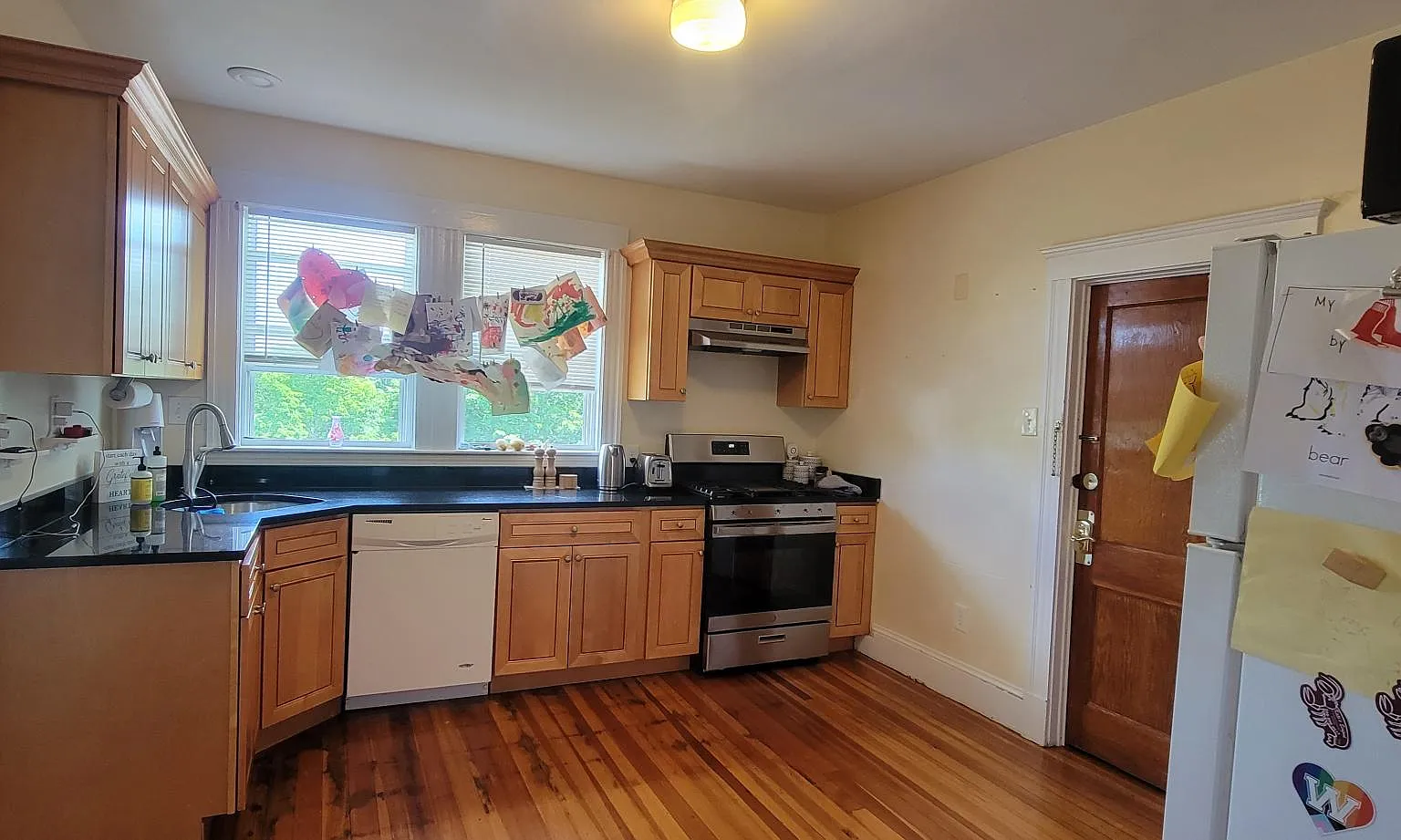 3 bed, 1400 sqft, $3,680 — Photo 2