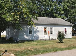 709 E McKenzie St, Benton, IL 62812