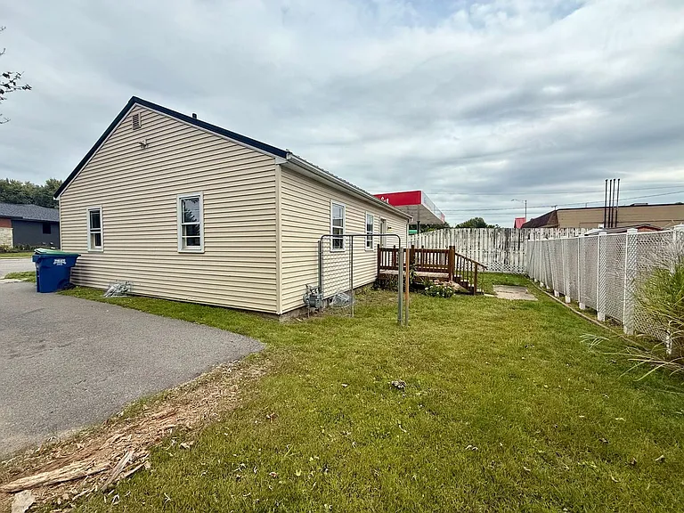 515 W Strowbridge St — Photo 24
