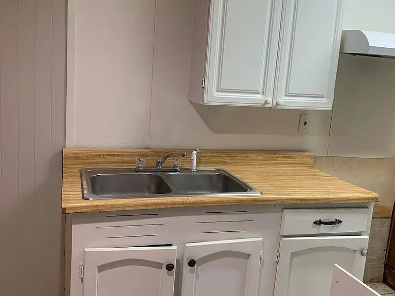 903 W Walnut St — Photo 4